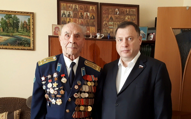 Юрий Швыткин навестил и поздравил участника Великой Отечественной войны с Днем Победы