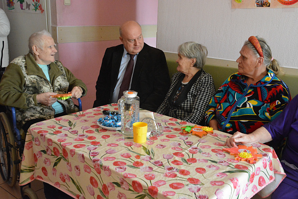 Алексей Хохлов: Учреждения для пожилых необходимо поддерживать на государственном уровне  