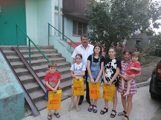 Александр Ищенко вручил школьные наборы детям