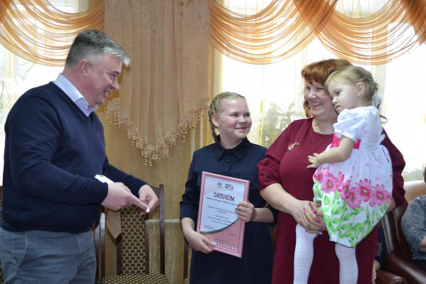 Артем Кавинов вручил ценные призы победителям семейного конкурса видеороликов