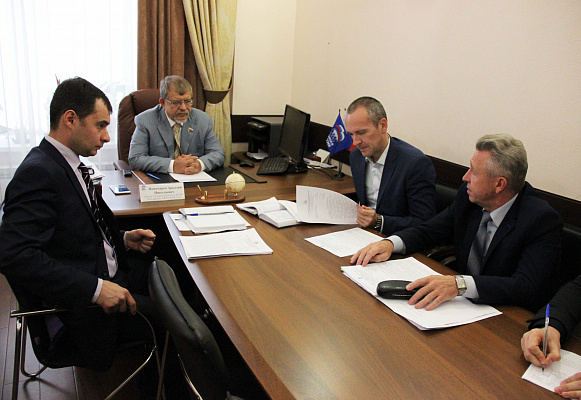 Аркадий Пономарев обсудил с властями строительство в избирательном округе школ и детских садов 