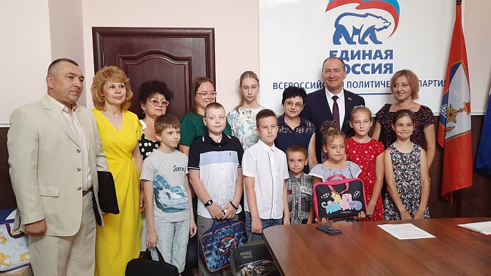 Дмитрий Белик вручил школьные наборы детям участников СВО