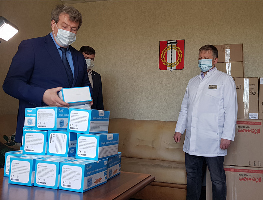 Анатолий Литовченко передал защитные маски горбольнице Копейска