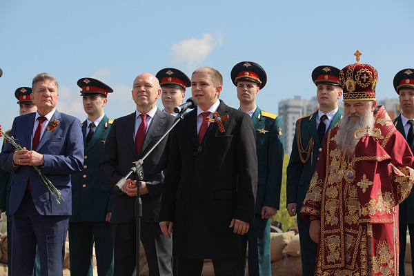 Михаил Романов и ветераны-блокадники отметили шествием 74-ю годовщину Победы