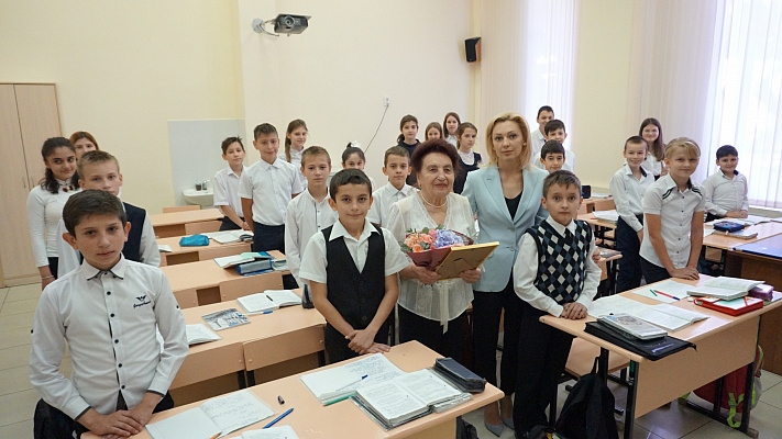 Ольга Тимофеева поздравила учителей-ветеранов с профессиональным праздником
