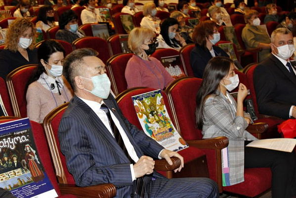 Иван Белеков поблагодарил работников Национальной библиотеки Республики Алтай за самоотверженный труд