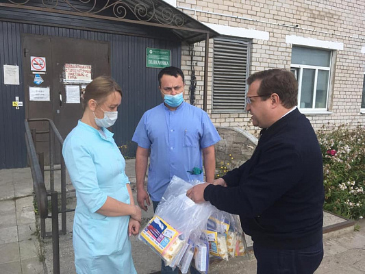 Дмитрий Юрков передал подарки для новорожденных сотрудникам Коношской ЦРБ Архангельской области