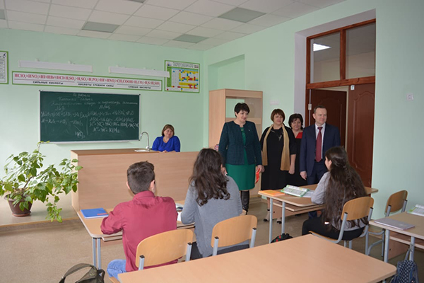 Константин Бахарев ознакомился с ходом ремонта учебных заведений Кировского района Крыма
