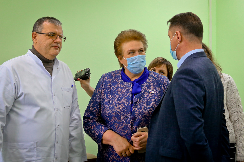 Ольга Окунева оценила оснащение медико-санитарной части в городе-спутнике смоленской АЭС 