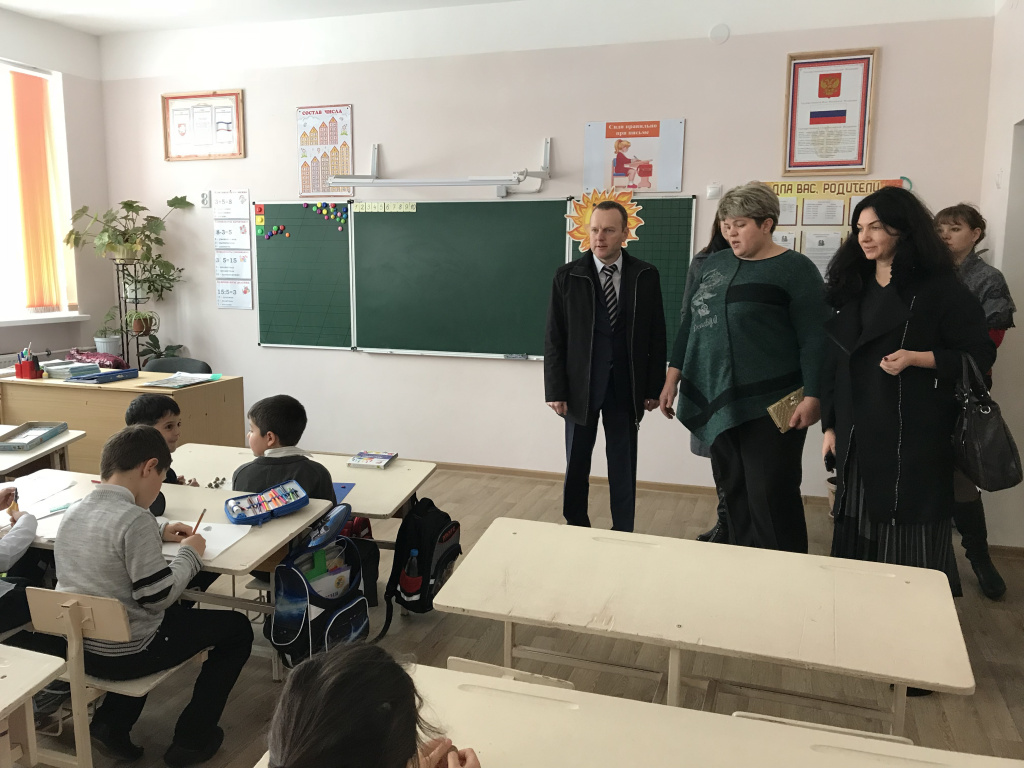 Константин Бахарев посетил образовательные учреждения Крыма