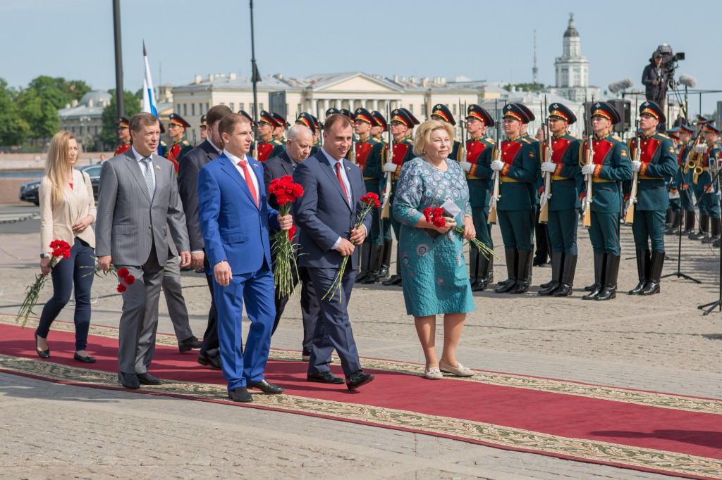 Михаил Романов принял участие в торжественном возложении цветов к памятнику Петру Великому