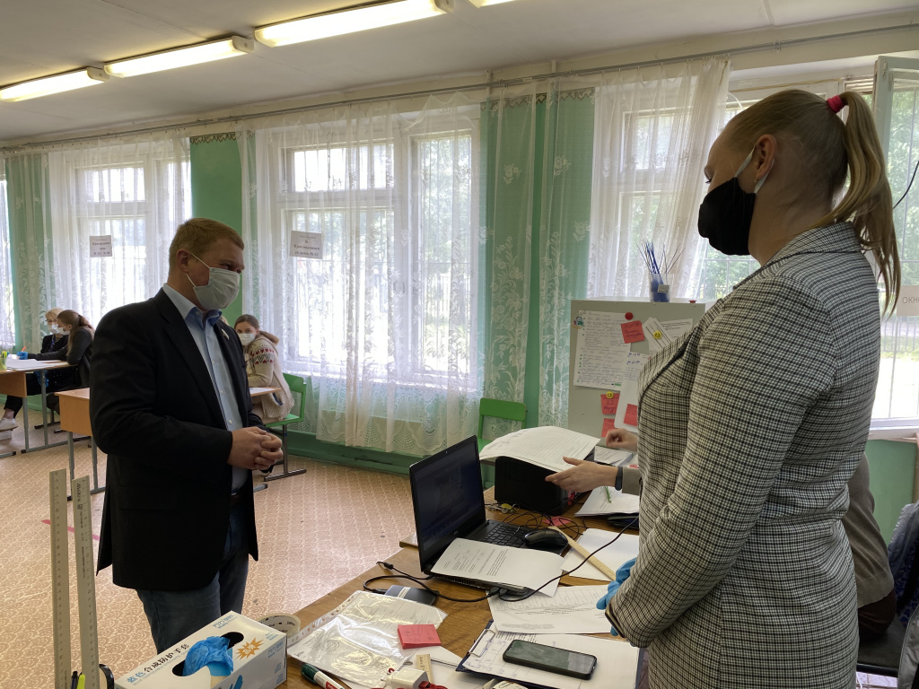 Алексей Канаве проинспектировал несколько избирательных участков в Череповце на предмет соблюдения санитарно-эпидемиологических требований при проведении голосования по поправкам в Конституцию
