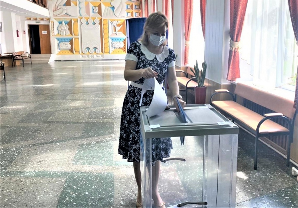 Лариса Тутова проголосовала на праймериз «ЕДИНОЙ РОССИИ» на избирательном участке в Песчанокопском районе