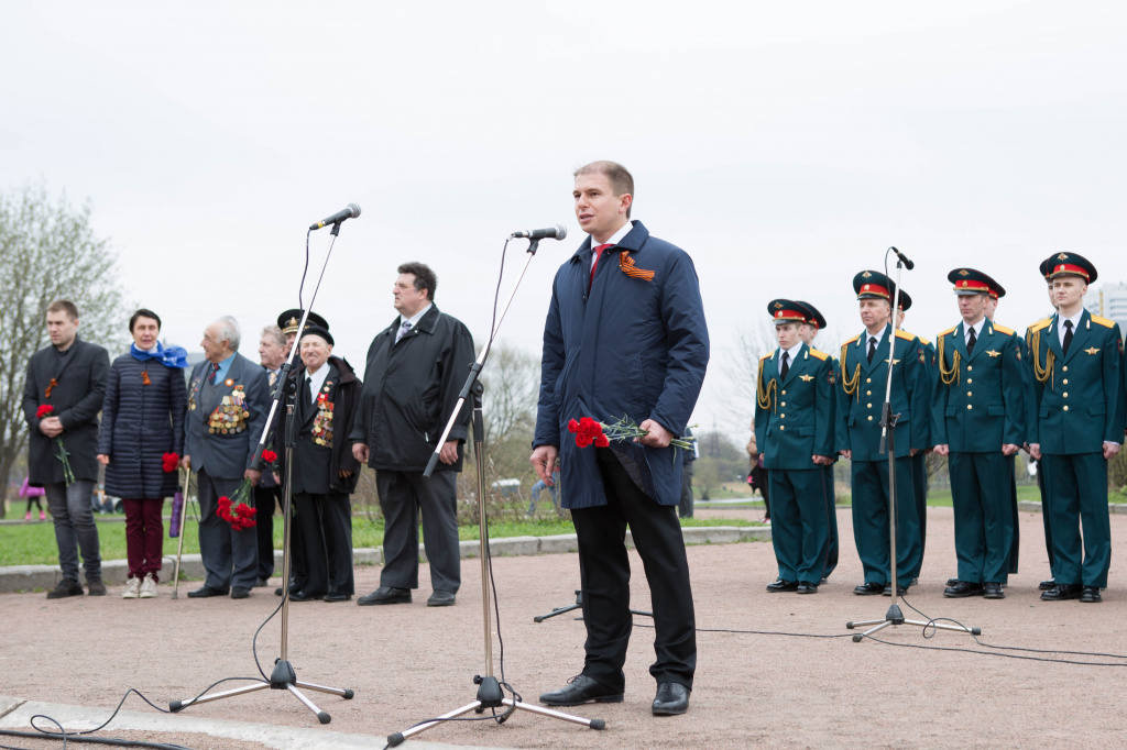 Михаил Романов принял участие в торжественном шествии ветеранов и жителей по проспекту Славы к Поклонному кресту в парке Интернационалистов