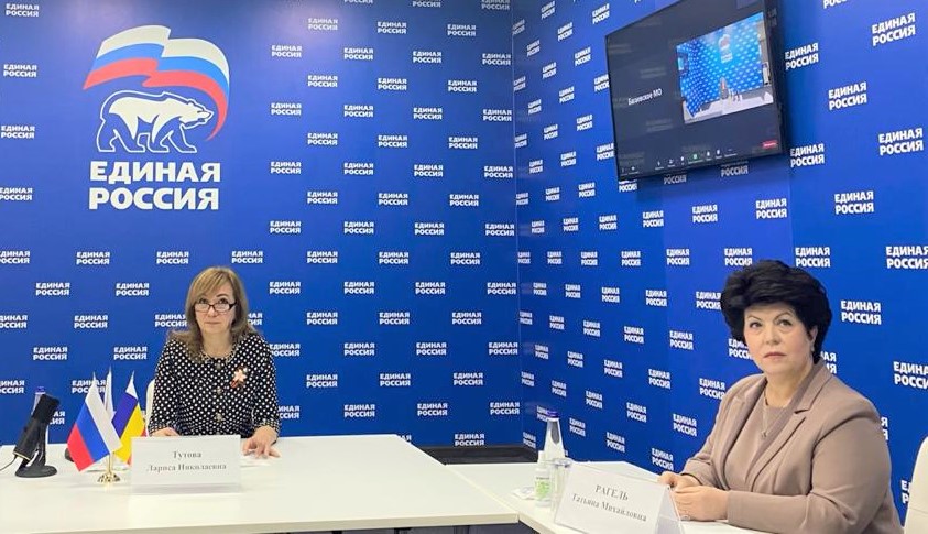 Лариса Тутова в своем избирательном округе провела прием граждан старшего поколения по социально-правовым вопросам