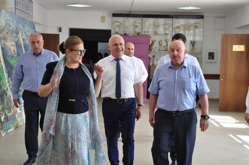 Гаджимет Сафаралиев посетил Дербентский медицинский колледж