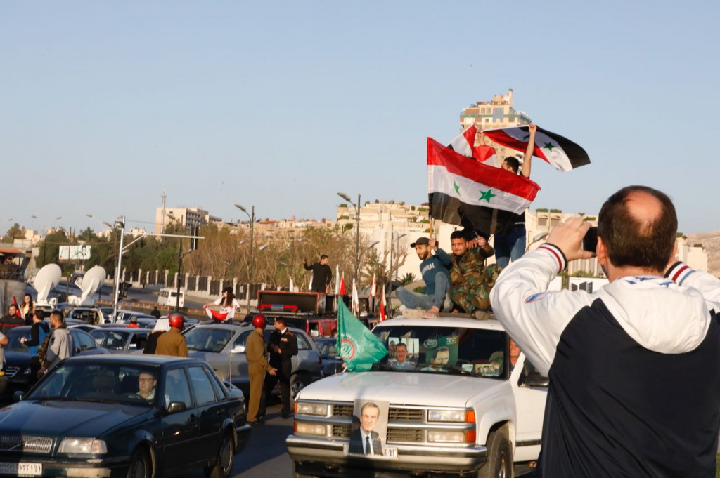 Жители Дамаска собрались на площади, чтобы поддержать Башара Асада и армию