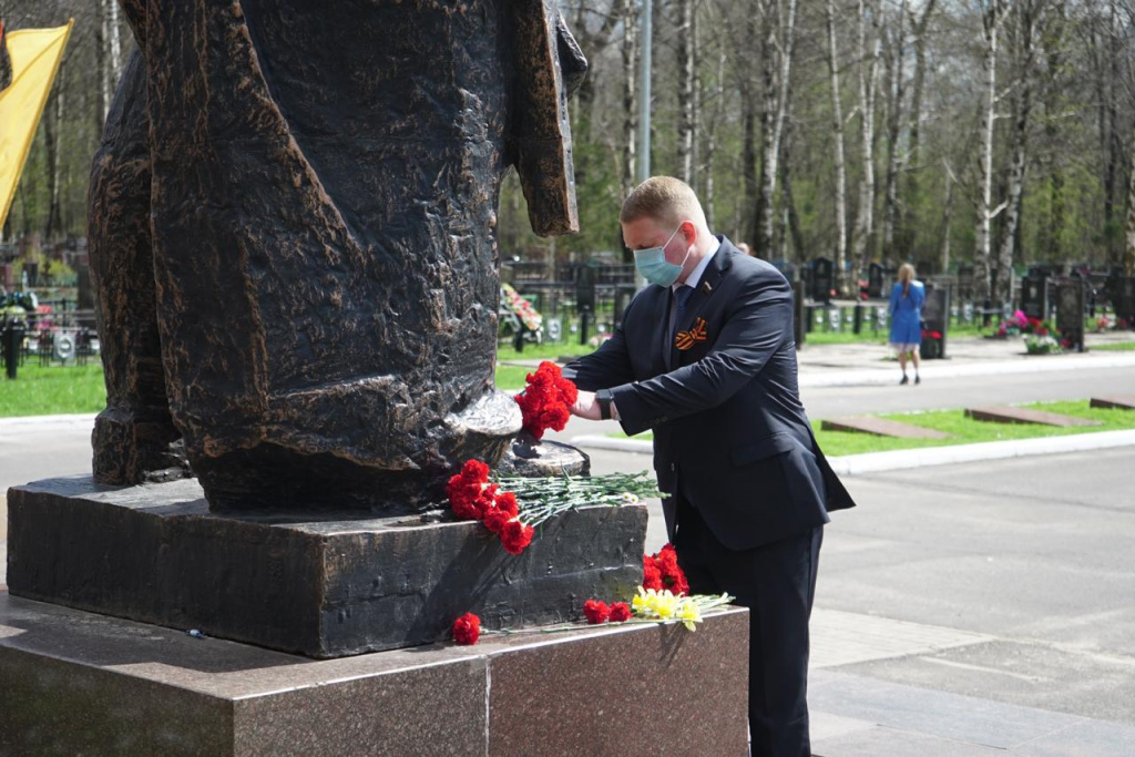 Алексей Канаев возложил цветы к Вечному огню на первом воинском мемориале в Череповце