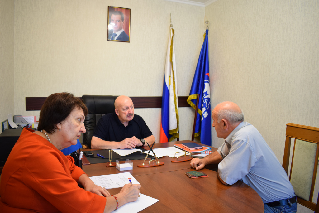 Гаджимет Сафаралиев провел прием граждан в общественной приемной партии «ЕДИНАЯ РОССИЯ» в Махачкале