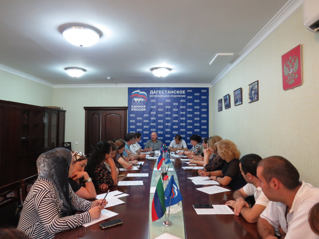 Гаджимет Сафаралиев принял участие в дискуссии, посвященной обсуждению вопросов снижения бюрократической нагрузки на учителей