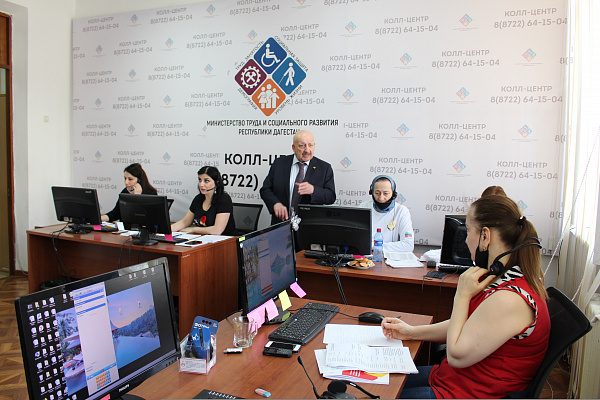 Гаджимет Сафаралиев посетил колл-центр в Дагестане, созданный для разъяснительной работы с населением