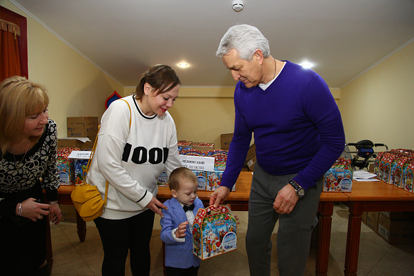 Депутаты «Единой России» продолжают дарить детям новогоднее настроение