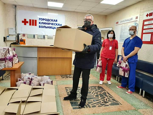 Игорь Сапко привез торты медработникам свердловской клинической больницы