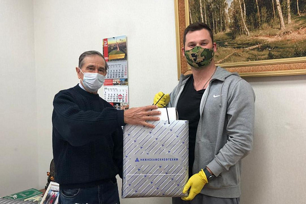 Марат Бариев передал защитные маски Совету организации ветеранов Татарстана и Республиканскому клиническому онкодиспансеру