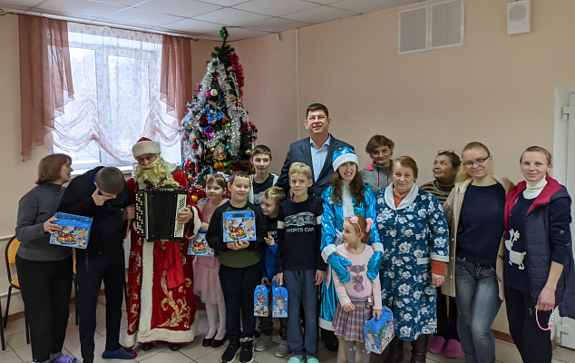 Виктор Смирнов подарил новогодний праздник детям, прибывшим в Иваново с территории Харьковской области 