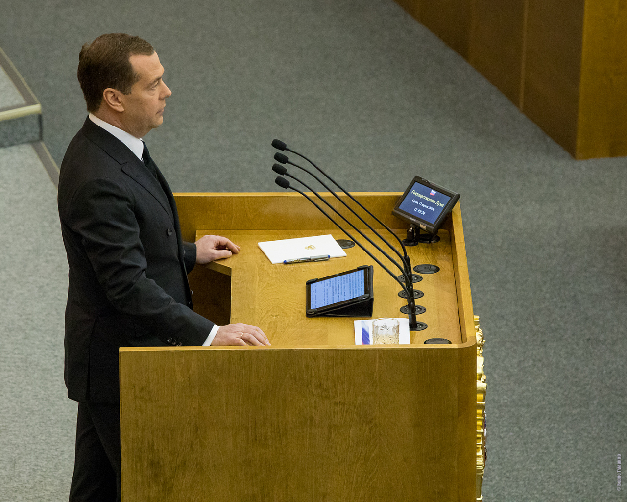 потребовать депутат