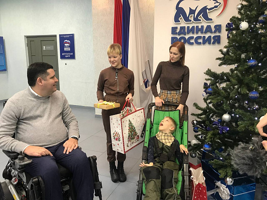 Михаил Киселев осуществил мечты нескольких детей с инвалидностью из Томской области 