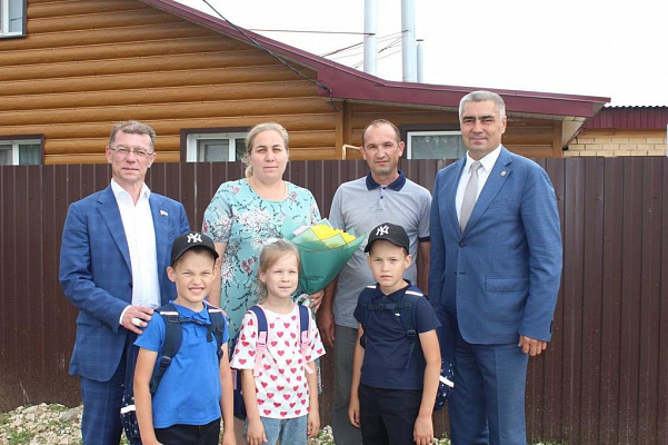 Максим Топилин передал многодетной семье из Татарстана рюкзаки и школьные товары 