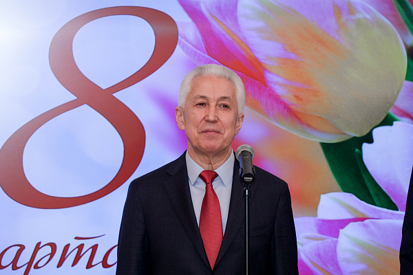 Владимир Васильев поздравил россиянок с Международным женским днем - 8 марта
