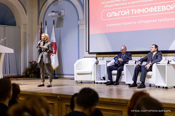 Ольга Тимофеева наградила благодарственными письмами студентов МГЮА