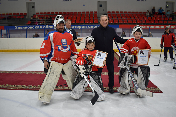 Владислав Третьяк встретился с юными хоккеистами в ульяновском ФОК «Лидер»