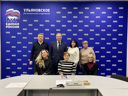 Владислав Третьяк поздравил девушек с ограниченными возможностями из Ульяновска с 8 Марта