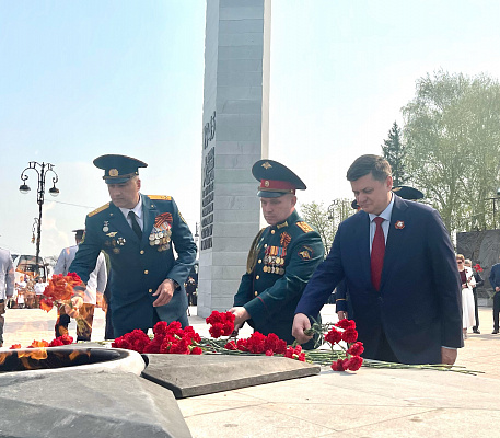 Иван Квитка возложил цветы к Вечному огню от имени ветеранов Великой Отечественной войны