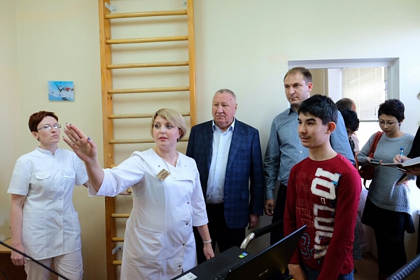 Владимир Синяговский принял участие в открытии первого в Новороссийске кабинета восстановительного лечения детей с ДЦП