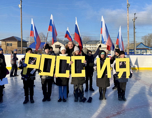Владислав Третьяк подарил хоккейную коробку жителям Сенгилея Ульяновской области