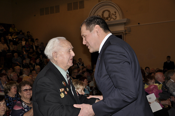 Депутат Госдумы Андрей Барышев поздравил фронтовика и металлурга с 95-летним юбилеем