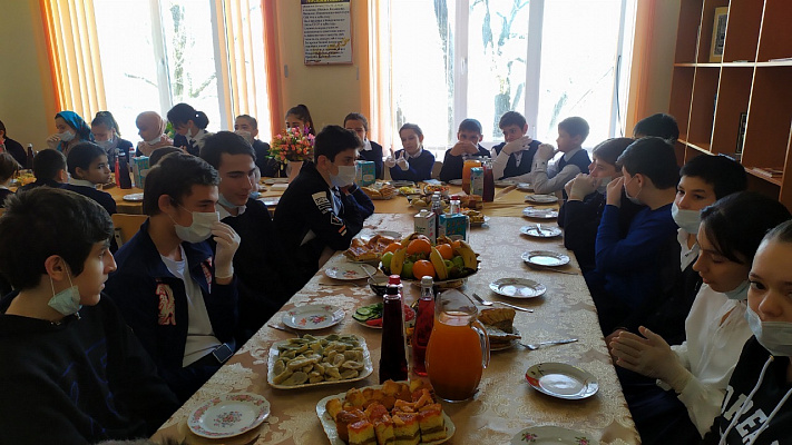 Заур Аскендеров организовал новогодний праздник для детей в Буйнакском районе