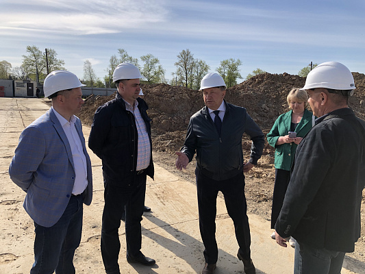 Сергей Яхнюк проинспектировал ход строительства новой школы в Гатчине 