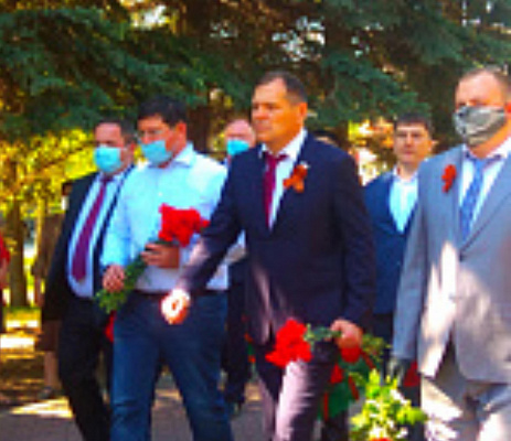 Андрей Барышев возложил цветы к Вечному огню в Металлургическом районе Челябинска