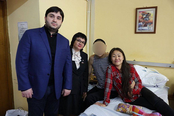 «Единая Россия» продолжает оказывать поддержку бойцам, находящимся на лечении в госпиталях 
