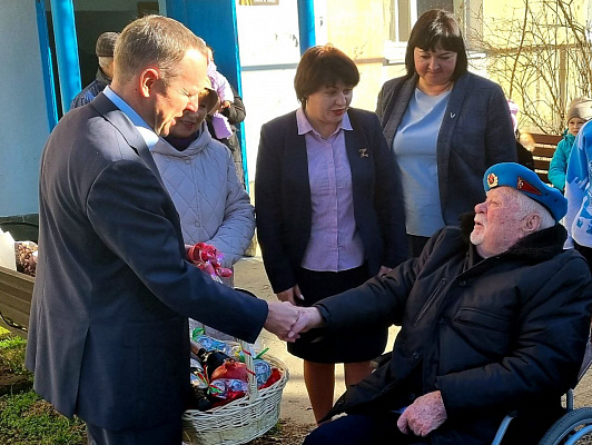 Депутаты «Единой России» поздравляют ветеранов с наступающими новогодними праздниками 