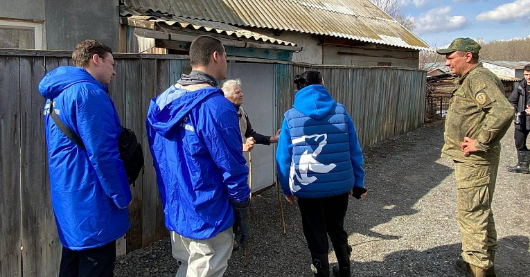Волонтеры «Единой России» и МГЕР помогли жителям пригорода Оренбурга укрепить дамбу для перекрытия потока воды