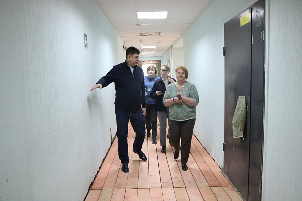 Виктор Смирнов проинспектировал ход капитального ремонта коррекционной школы №3 в Иванове