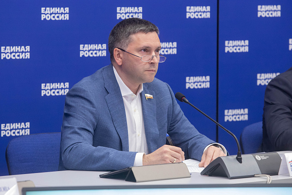 Дмитрий Кобылкин: Люди устали от бюрократии и ждут конкретных решений и действий по Байкалу