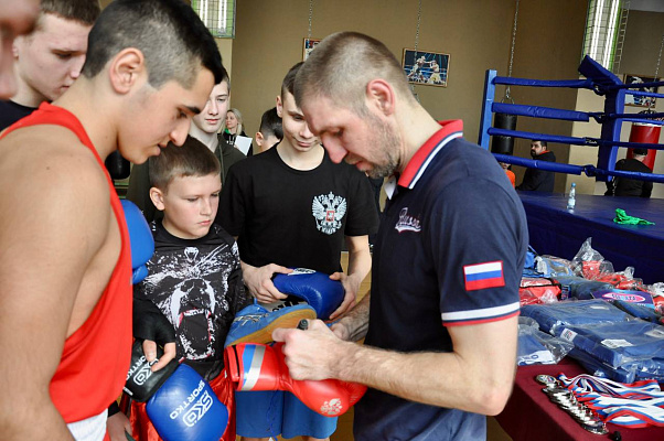 Дмитрий Пирог провел мастер-класс по боксу и самбо в Мелитополе