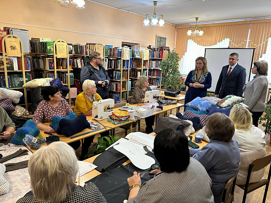 «Единая Россия» передала липецким волонтерам ткани для пошива 